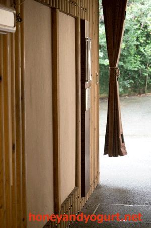 上野動物園　ツキノワグマ室内展示室