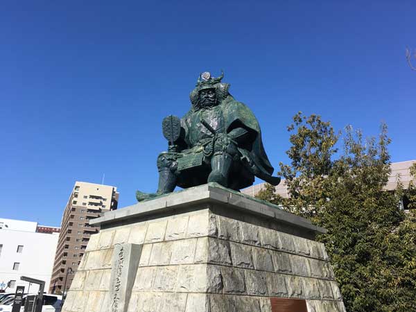 甲府駅　武田信玄公像